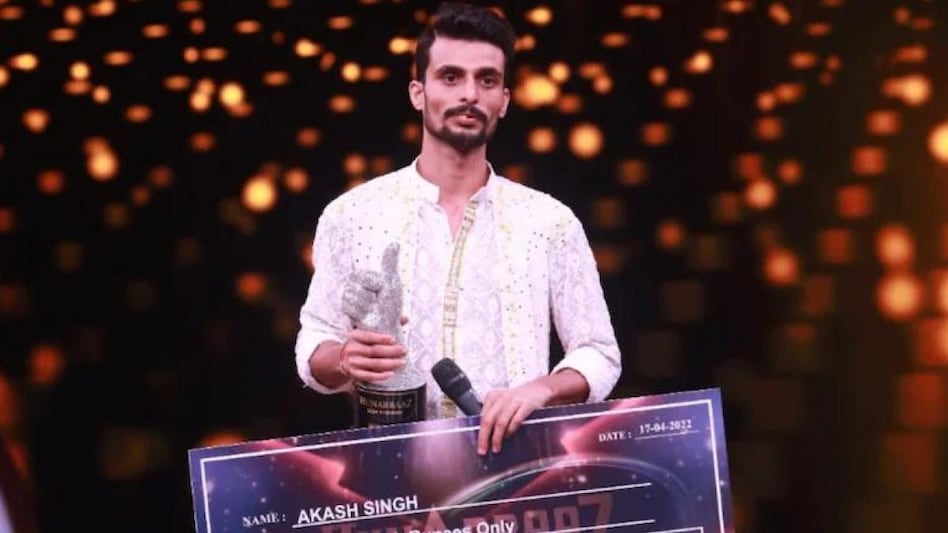 Hunarbaaz Winner: बिहार के Akash Singh बने हुनरबाज के विनर, मिली चमचमाती ट्रॉफी और 15 लाख रुपये - Akash Singh from bihar wins Hunarbaaz show tmov - AajTak
