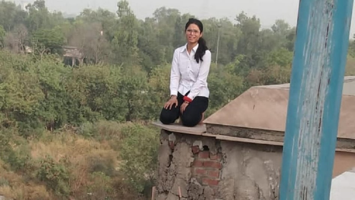 लड़की ने अक्षरधाम मेट्रो स्टेशन की छत से छलांग लगाई थी