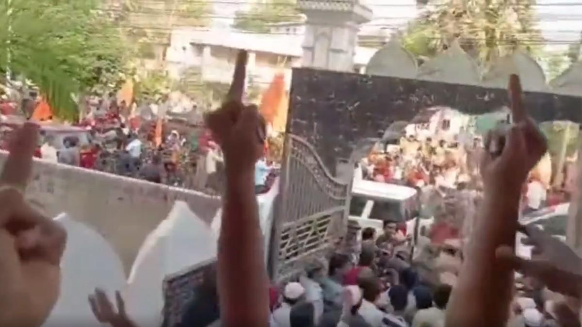 शोभायात्रा की ओर भद्दे इशारे करते दूसरे समुदाय के लोग. वीडियो से लिया गया स्क्रीनशॉट.