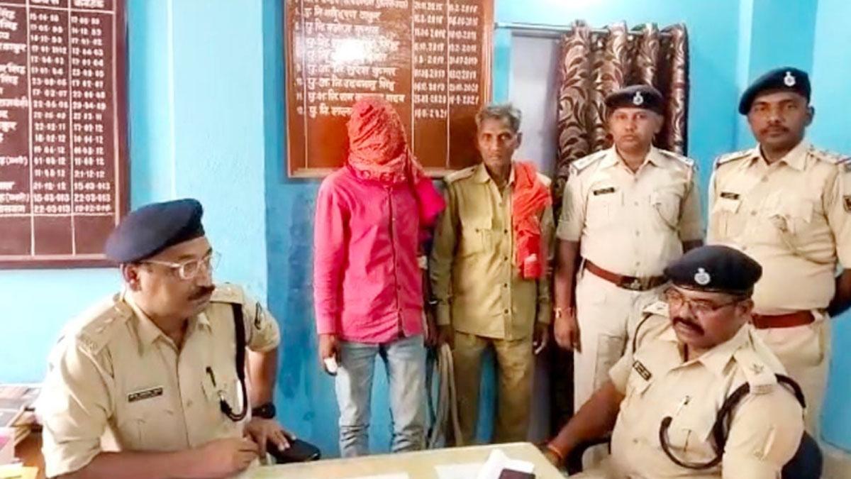 पत्नी की हत्या के आरोप में पति हुआ गिरफ्तार (फोटो-आजतक)