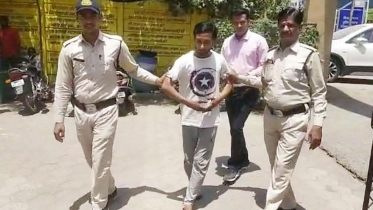 रेप के आरोपी को पुलिस ने किया गिरफ्तार (फोटो- आजतक)