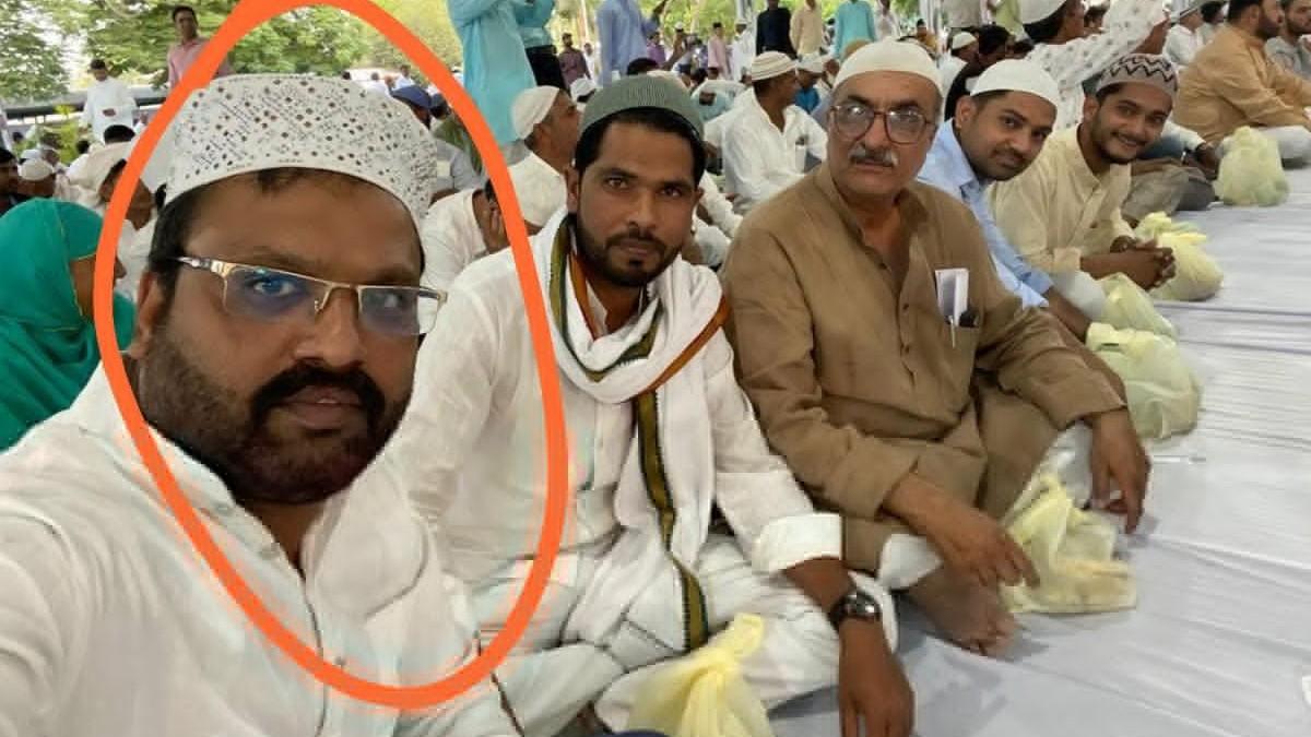 इस फोटो को भाजपा विधायक ने ट्वीट किया है और घेरे में दिख रहे शख्स को हिंसा का मुख्य आरोपी बताया है.