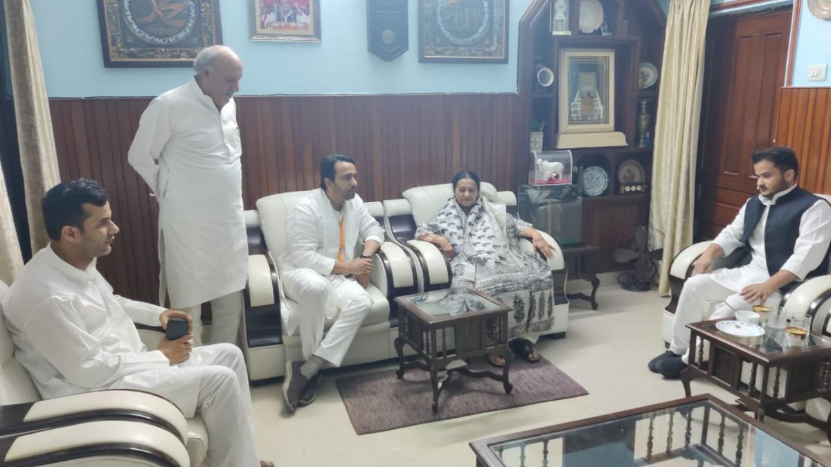 रामपुर में आजम खान के परिवार से मिले जयंत चौधरी