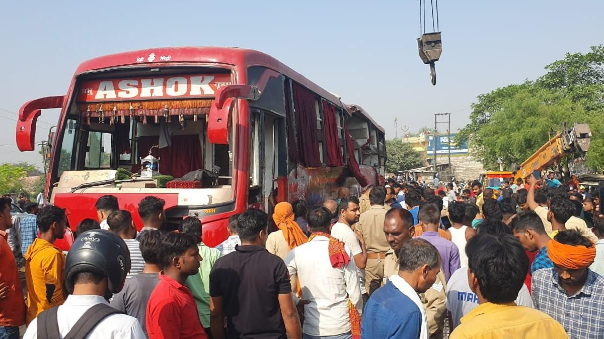 बस के दुर्घटनाग्रस्त होने के बाद मौके पर मौजूद भीड़.
