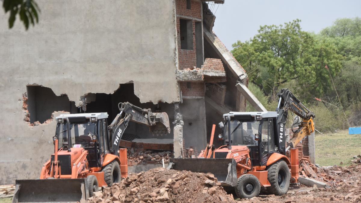 बीजेपी नेता की अवैध प्लाटिंग पर बुलडोजर चला