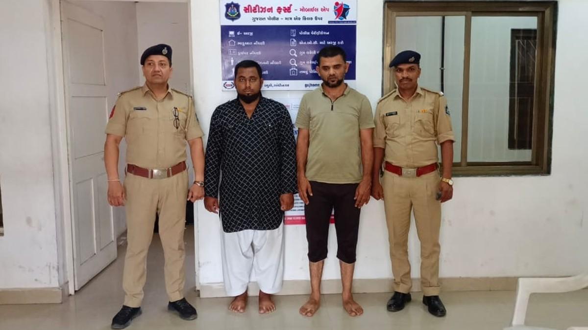 पुलिस हिरासत में चोरी के आरोपी.