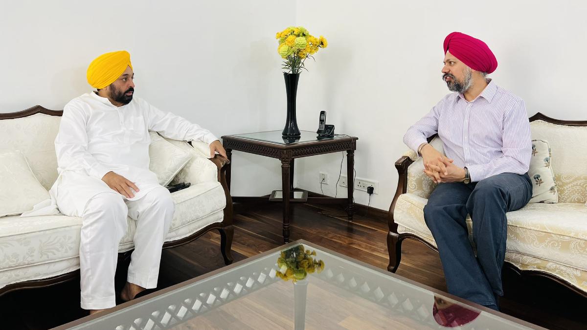 भगवंत मान और तनमनजीत सिंह ढेसी (फोटो-ट्विटर)