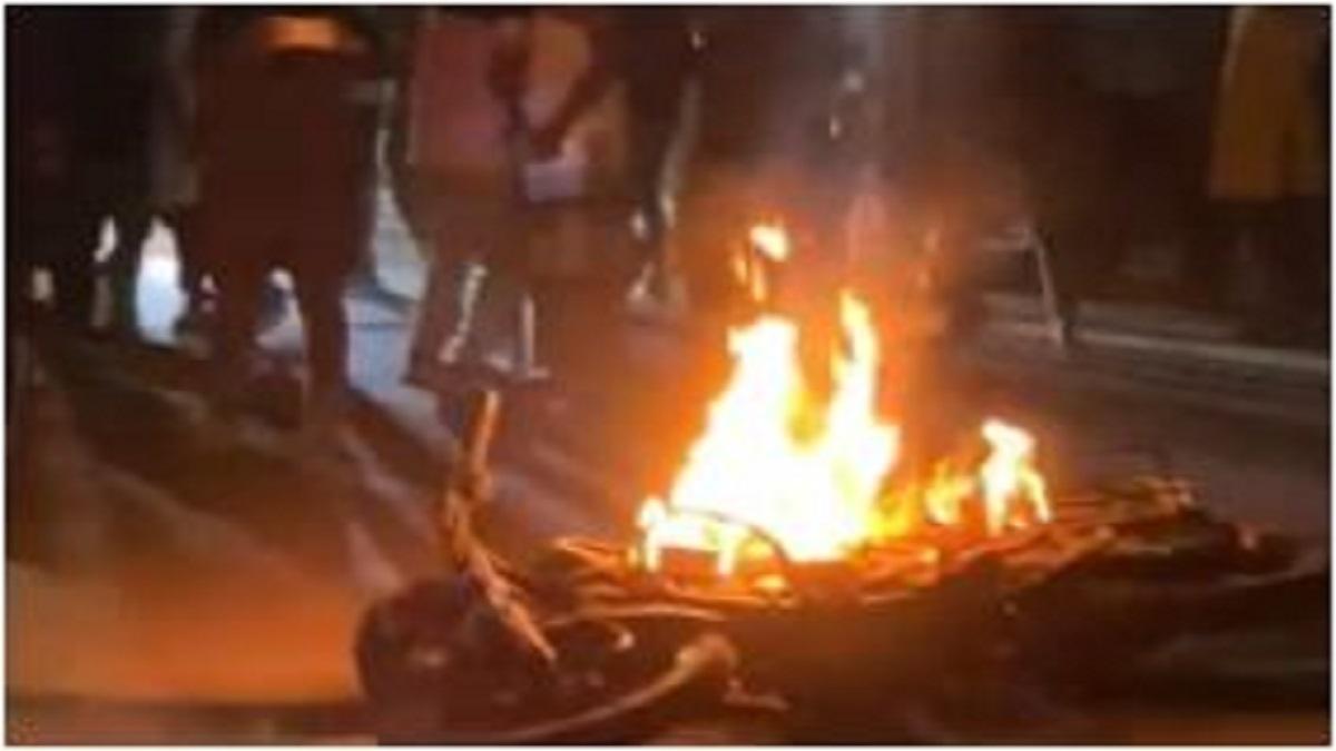 युवकों की बाइक को लगाई आग.