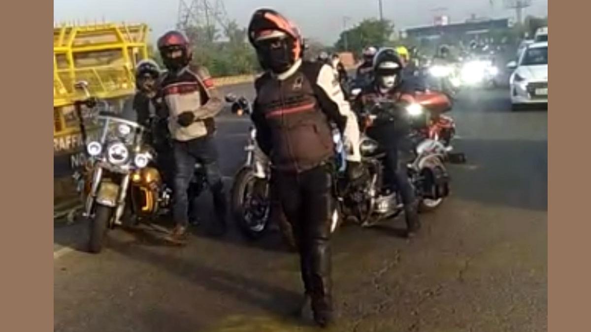 नोएडा एक्सप्रेस-वे पर रेसिंग करने आए बाइकर्स