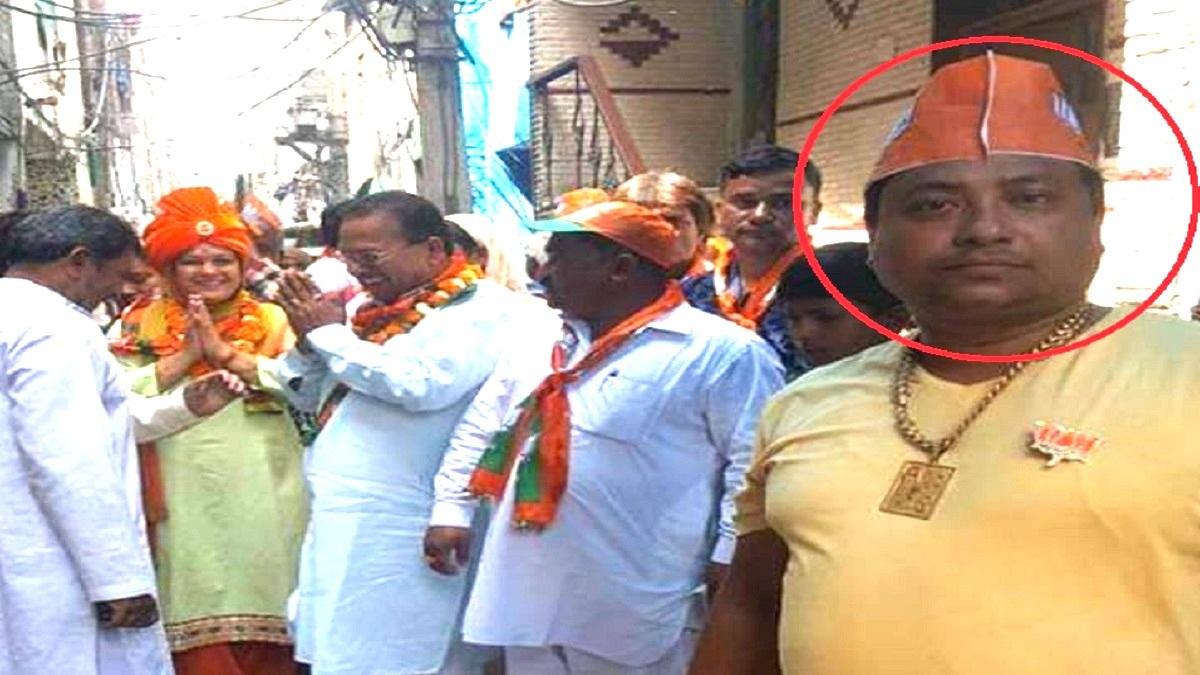 दाएं हाथ पर पीली टी-शर्ट और बीजेपी की टोपी में अंसार