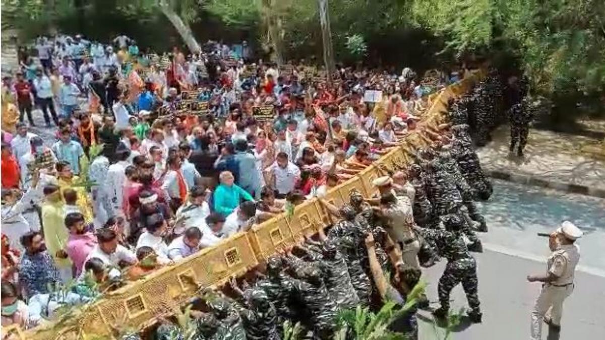 दिल्ली सीएम के आवास के बाहर बीजेपी कर रही प्रदर्शन