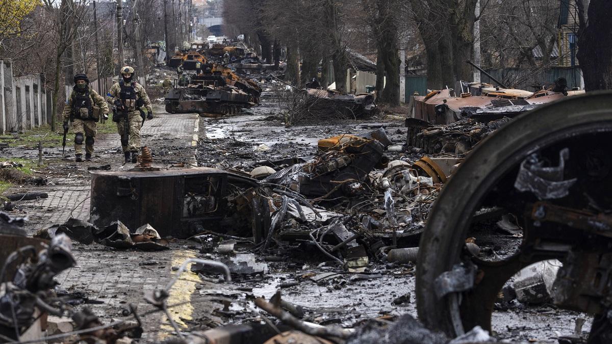 रूसी सेना के हमले में तबाह को गया बूचा शहर (फोटो एपी/पीटीआई)