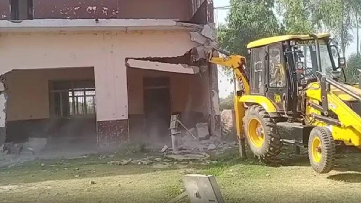 सपा नेता के बारात घर पर चला बुलडोजर