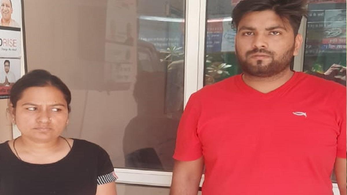 दोनों ने अब तक लाखों रुपये की धोखाधड़ी की है.