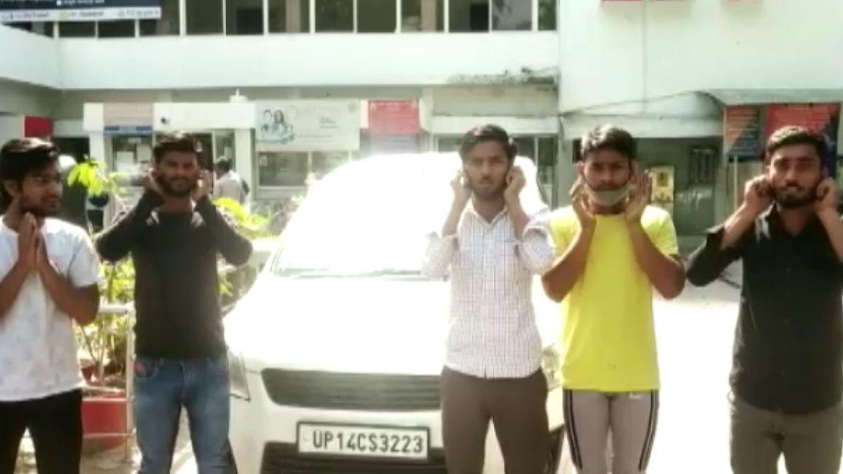 कार की छत पर डांस करने वाले युवकों ने लगाई उठक बैठक. 