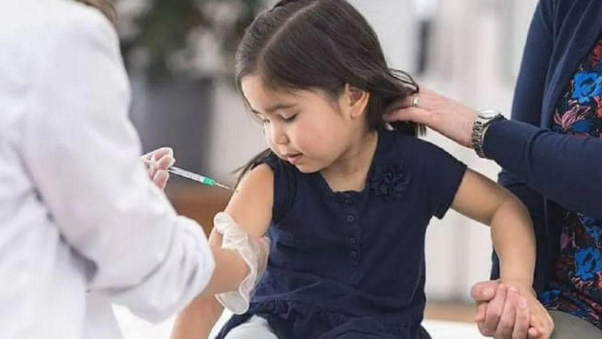 अब बच्चों को भी लगेगी वैक्सीन, 6 से 12 साल के बच्चों को COVAXIN लगाने की मिली मंजूरी - corona vaccine COVAXIN for 6 to 12 years Bharat Biotech get DCGI approval NTC - AajTak