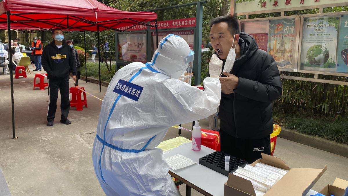 चीन में लोगों की तेजी से की जा रही कोरोना की जांच (एपी)