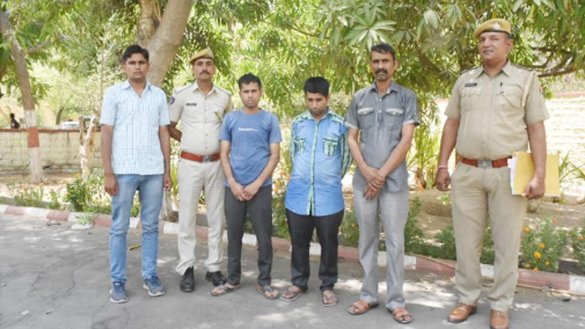 चोरी के मामले में पुलिस ने तीन आरोपियों को किया गिरफ्तार (फोटो-आजतक)
