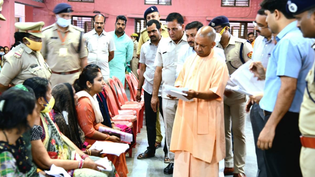 योगी ने 500 लोगों के पास जाकर उनकी समस्याएं सुनीं
