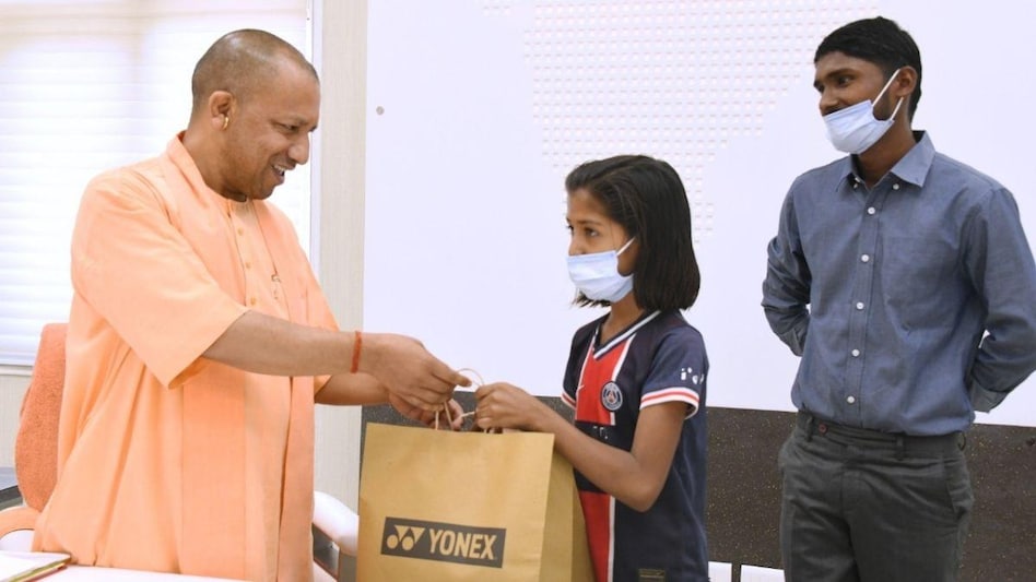 बच्ची को पुरस्कृत करते मुख्यमंत्री योगी आदित्यनाथ. (Photo: Aajtak)