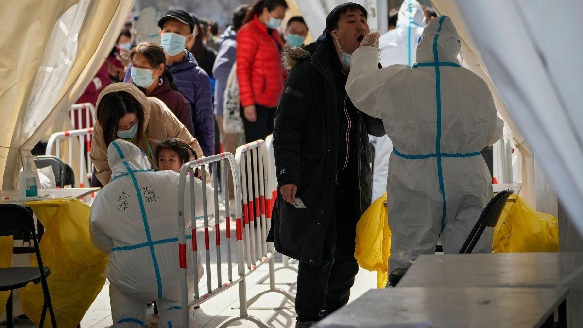 चीन में कोरोना के नए मामले हर दिन रिकॉर्ड तोड़ रहे हैं. (फाइल फोटो-AP/PTI)