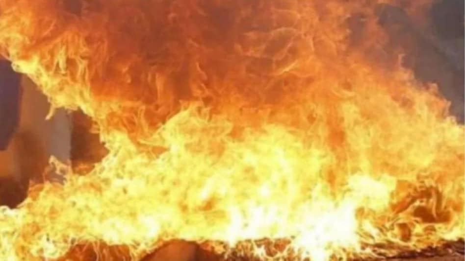 दिल्लीः कनॉट प्लेस के परिक्रमा रेस्टोरेंट के टॉप फ्लोर पर लगी आग, 6 फायर ब्रिगेड मौके पर पहुंचीं - Fire Parikrama restaurant Connaught Place 6 fire brigade reached the spot ...
