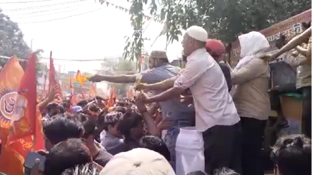 शोभा यात्रा के दौरान कोल्ड ड्रिंक बांटते लोग