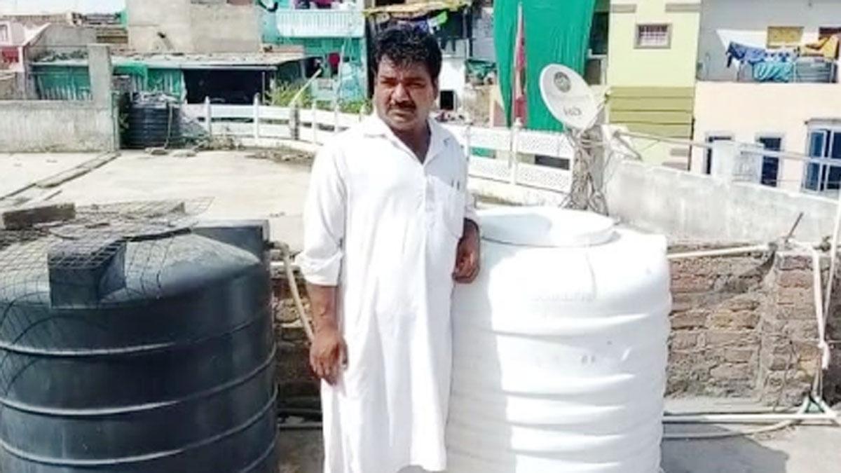 छत पर पानी की टंकी में मिला बच्चे का शव (फोटो- आजतक)