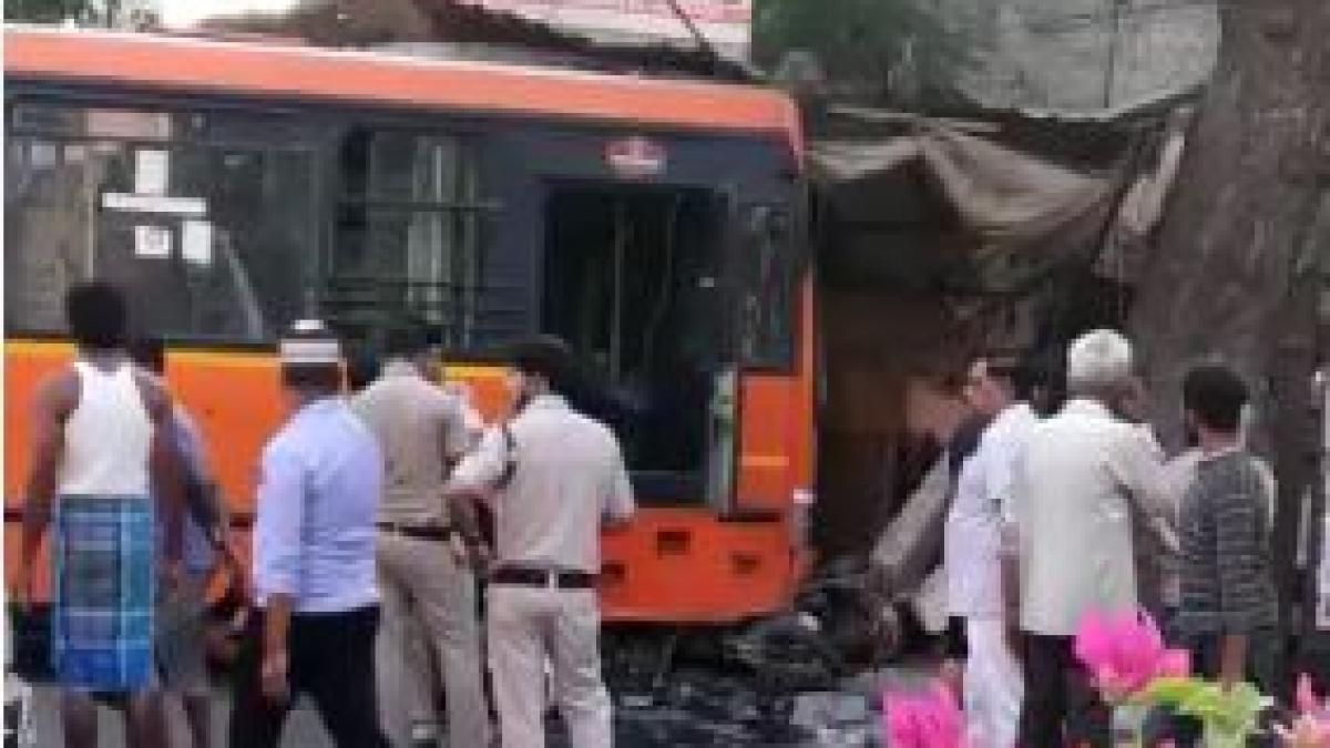 जंगपुरा में सुबह 6 बजे हादसे का शिकार हुई बस