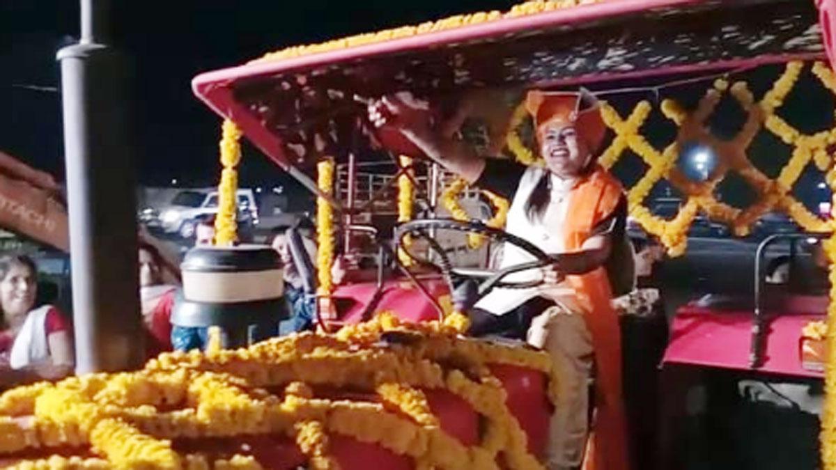 अपनी शादी में ट्रैक्टर पर सवार होकर पहुंची दुल्हनिया (फोटो- आजतक)