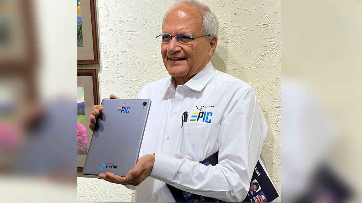 EPIC Foundation की लॉन्चिंग के दौरान जारी किए गए नए टैबलेट के साथ HCL के संस्थापक डॉ. अजय चौधरी. 