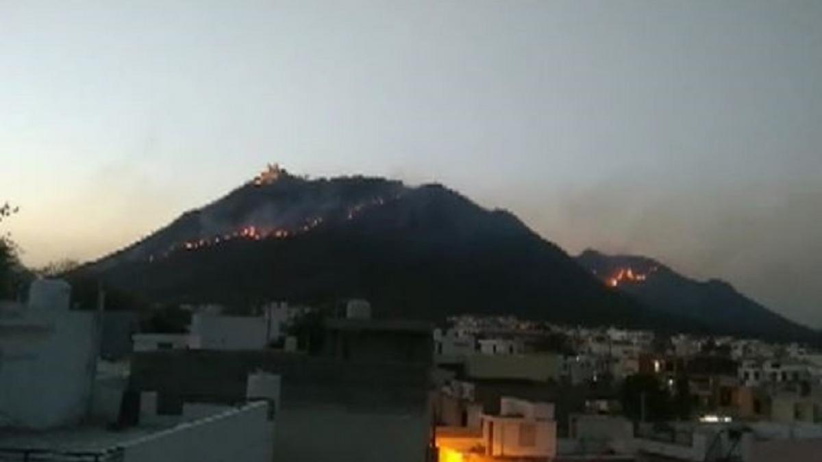 सज्जनगढ़ की पहाड़ियों में लगी है भीषण आग