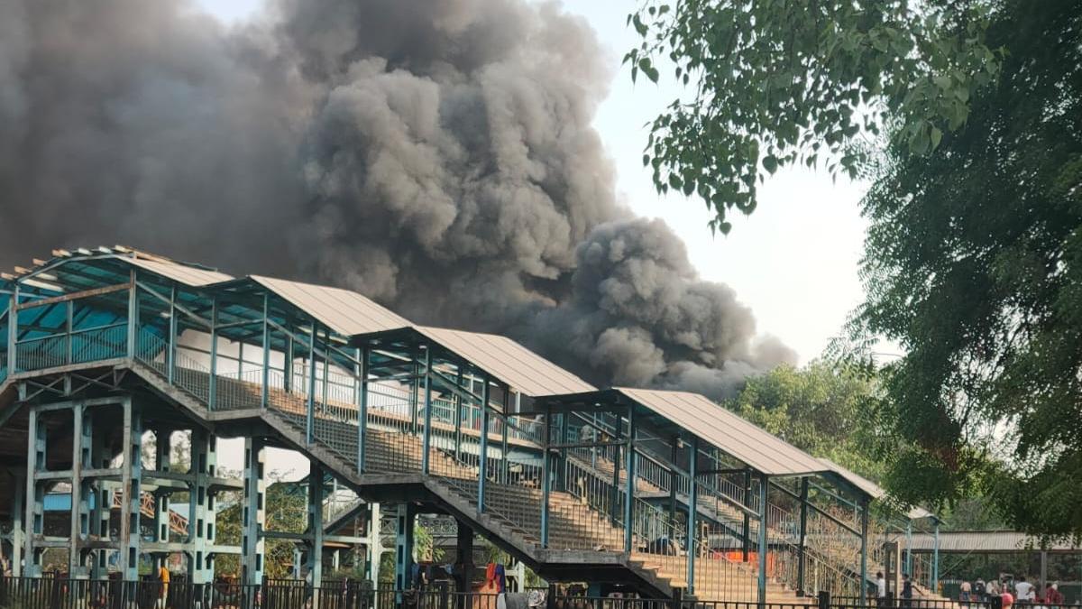 दिल्ली के सब्जी मंडी रेलवे स्टेशन के गोदाम में भीषण आग (फोटो- आजतक)