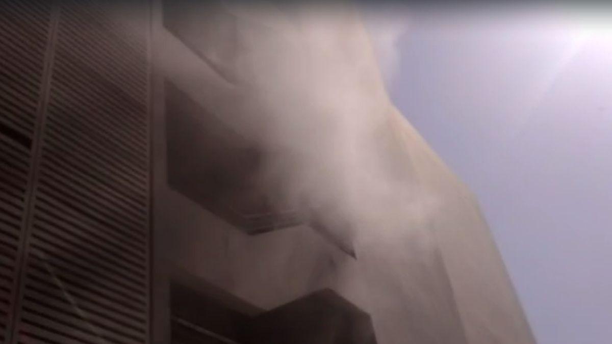 कानपुर के रेव मोती माल में लगी भीषण आग, छत पर फंसे लोगों को रेस्क्यू टीम ने निकाला. (Photo: Aajtak)