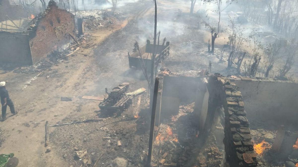 आग लगने से जल गए गांव के घर. (Photo: Aajtak)