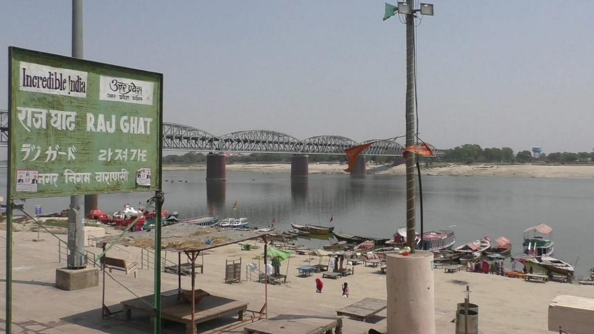 वाराणसी के गंगा घाट का नजारा