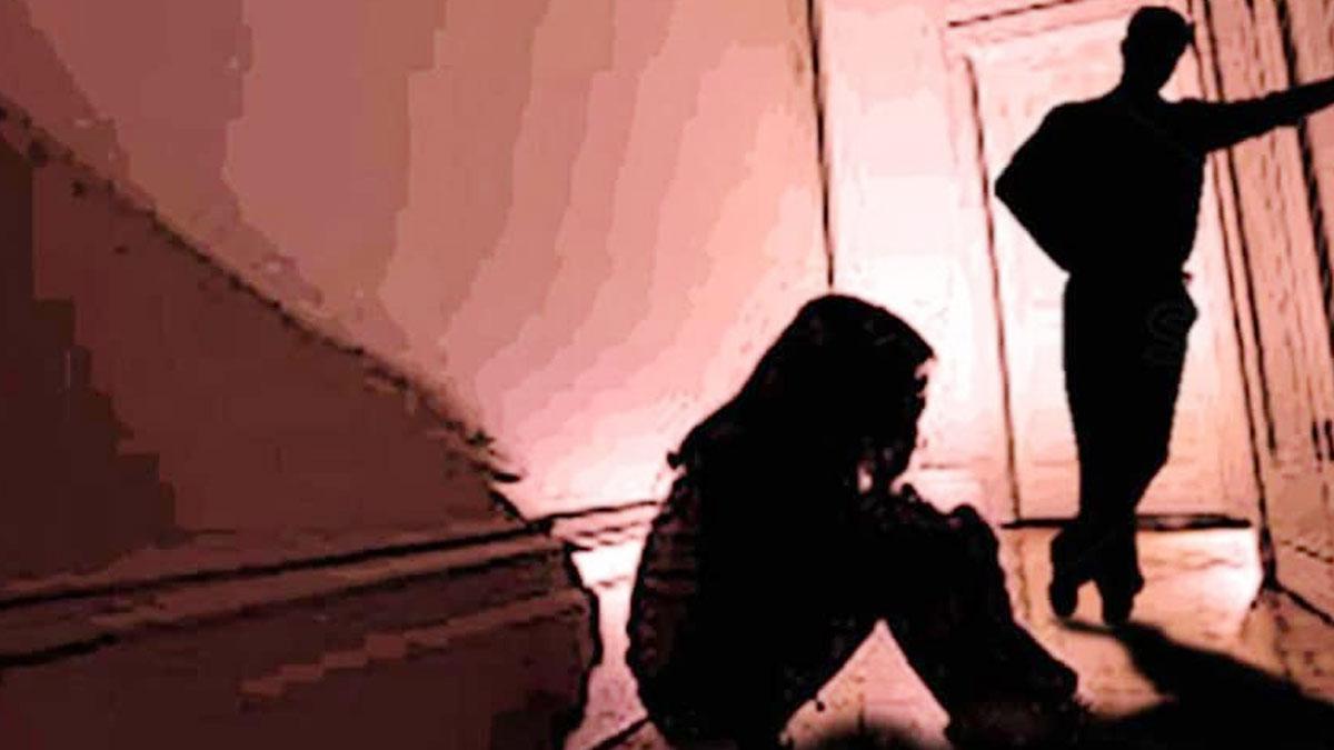 महाराष्ट्र: प्रेमी ने पहले प्रेमिका का बनाया अश्लील वीडियो, फिर ब्लैकमेल कर किया गैंगरेप - Gangrape Minor Girl School Student Police Arrested Lover Nagpur Maharashtra lclar - AajTak