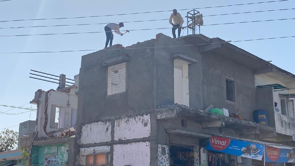 खुद ही अपना अतिक्रमण हटाते लोग.