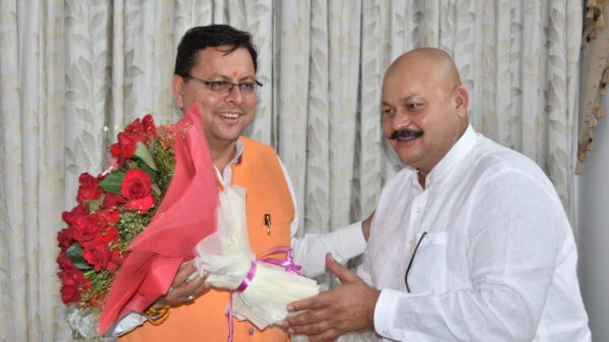 सीएम पुष्कर सिंह धामी से मिलते हरीश धामी