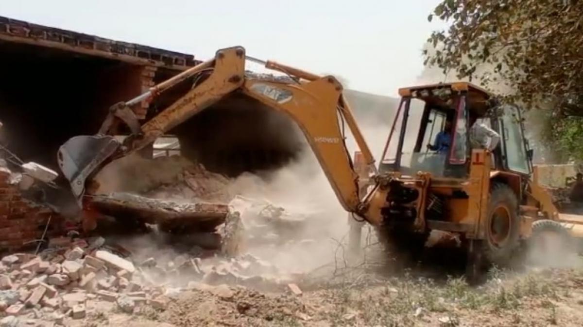 कुख्यात गैंगस्टर रोहित यादव के घर चला बुलडोजर