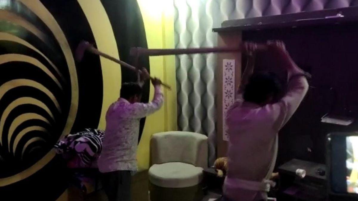 मुख्य आरोपी के घर पर चला हथौड़ा. (Photo: Aajtak)