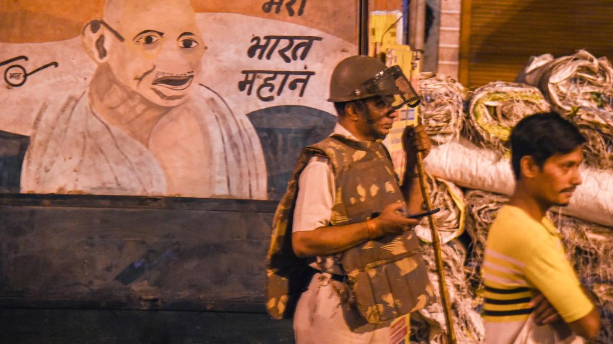 दिल्ली के जहांगीरपुरी में हिंसा में 7 पुलिसकर्मी जख्मी हो गए