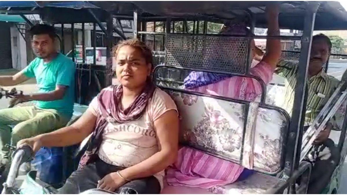 ई-रिक्शा चलतीं बांदा की हिना. (Photo: Aajtak)