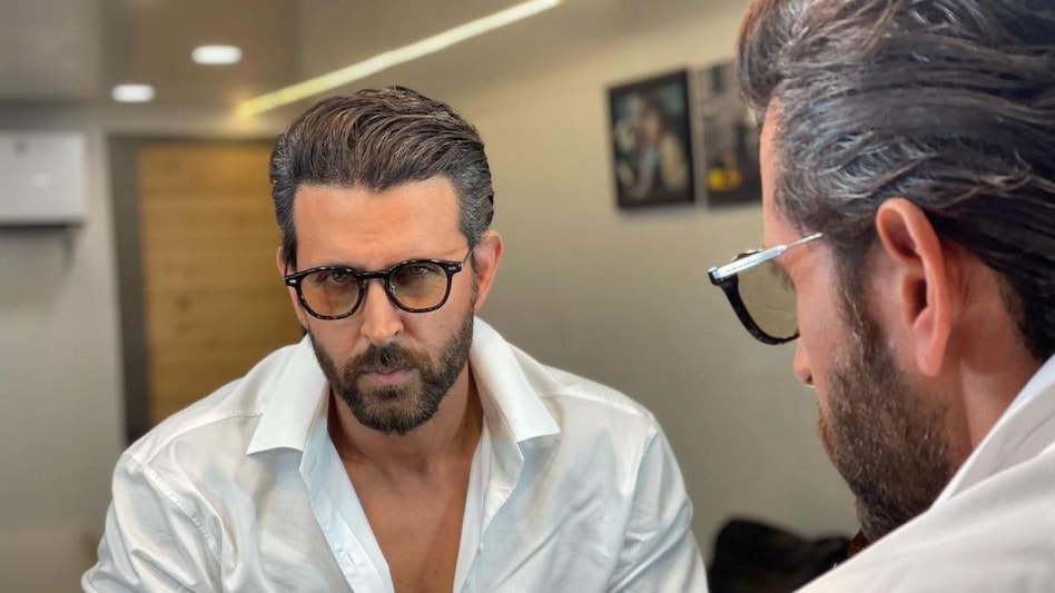 Hrithik Roshan ने शेयर किया 'वेधा' का नया लुक, व्हाइट शर्ट में लूटा फैंस का दिल - hrithik roshan new vedha look instagram post fans compliment actor tmov - AajTak