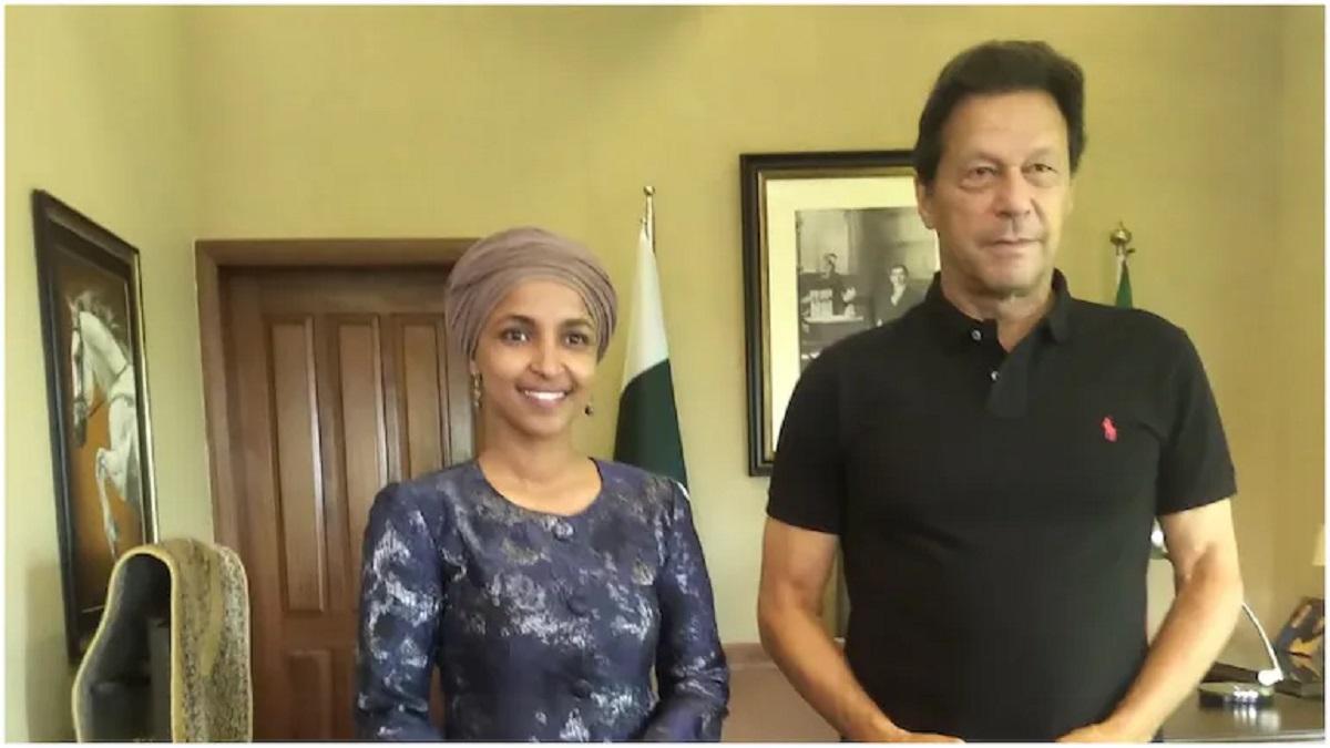 इल्हान उमर के साथ इमरान खान (फोटो: ट्विटर)