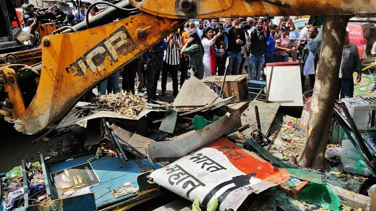 Jahangirpuri demolition: जहांगीरपुरी में अवैध निर्माण पर चले बुलडोजर, जानिए क्या तोड़ा गया? - Jahangirpuri demolition full story MCD bulldozer ntc - AajTak