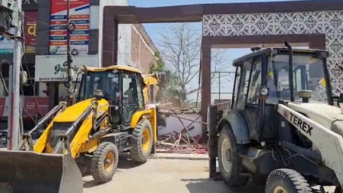 बीएसपी नेता के अवैध मैरिज हॉल पर चला बुलडोजर