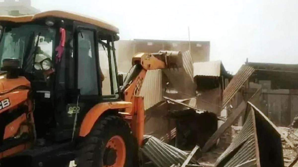 हाई कोर्ट ने बुलडोजर कार्रवाई पर रोक से किया इनकार