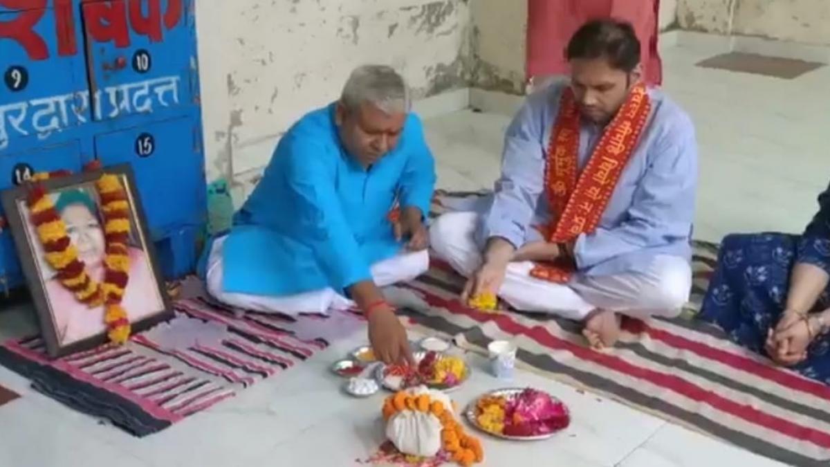 पूजा करते दीपांकर