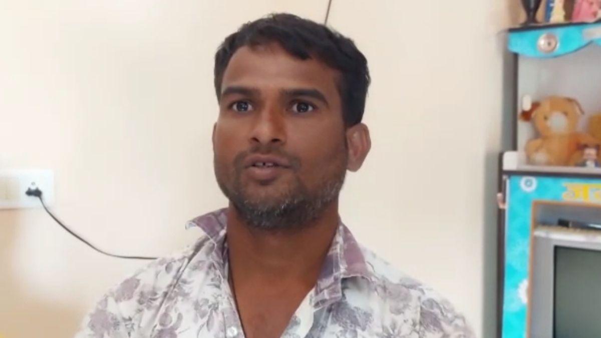 घटना की जानकारी देता पीड़ित. (Photo: Aajtak)